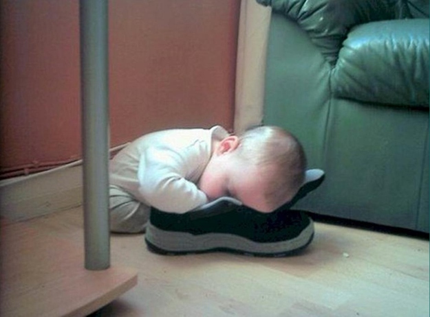 靴の上で寝る赤ちゃん