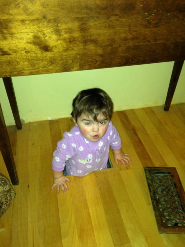 赤ちゃんが床にすっぽり