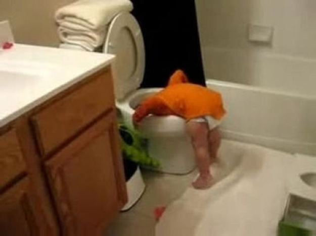 トイレに頭を突っ込む赤ちゃん