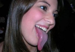 舌の長い美女