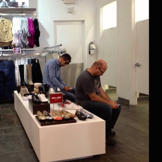 【面白画像】男はつらいよ！女性の買い物に付き合う健気な男性達。