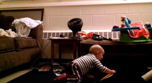 【面白動画】可愛過ぎ！音楽付のバースデーカードにノリノリダンスで喜ぶ赤ちゃん。