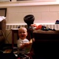 【面白動画】可愛過ぎ！音楽付のバースデーカードにノリノリダンスで喜ぶ赤ちゃん。