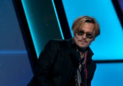 【動画】ジョニー・デップがハリウッド・ドキュメンタリー・アワード授賞式で失態