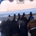 【面白動画】雪道でスタックした飛行機をなんと乗客が押して脱出！