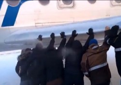 【面白動画】雪道でスタックした飛行機をなんと乗客が押して脱出！