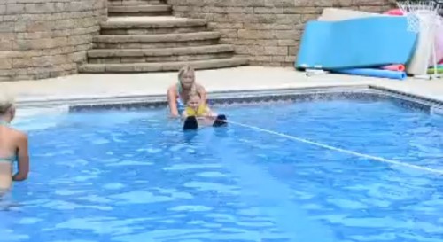 水上スキー中の女の子を助けようとする犬