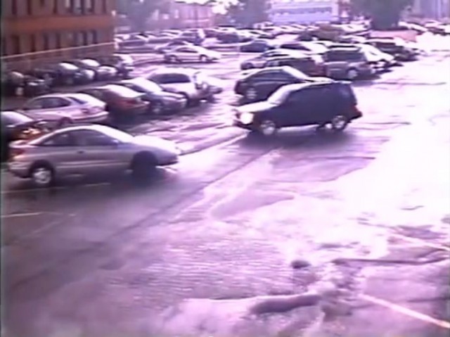 【動画】竜巻の凄まじさがわかる駐車場の風景