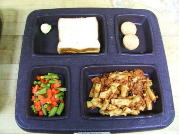 学校給食 vs. 刑務所の食事