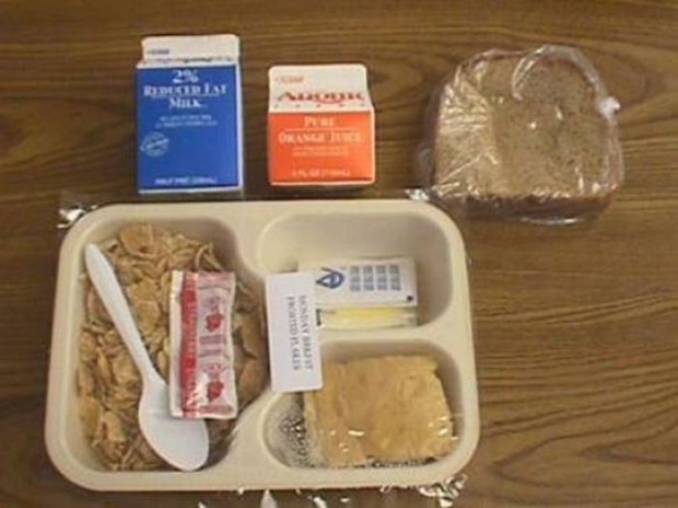 学校給食 vs. 刑務所の食事