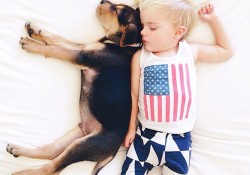 仔犬と赤ちゃんが一緒に寝てるだけで最強の可愛さ