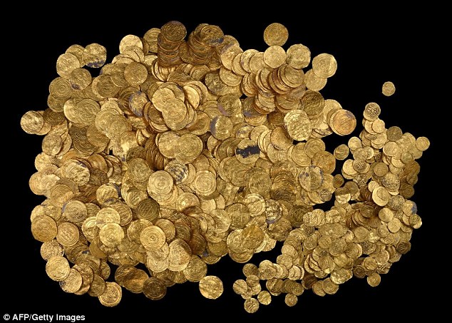 1,000年前の金貨2,000枚を海の底でダイバーが発見！
