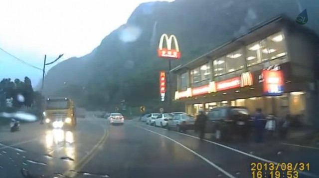 【衝撃動画】突然の土砂崩れから奇跡の瞬間を捕らえたドライブレコーダー