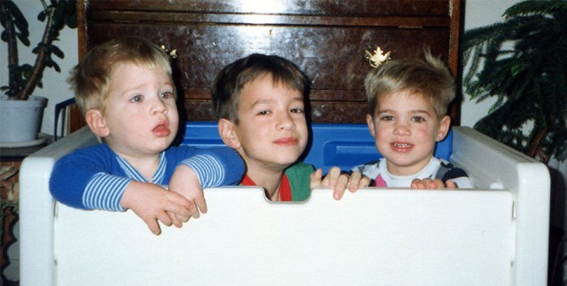 【面白画像】3兄弟が母へのプレゼントのため子どもの頃の写真を再現。