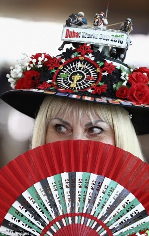 【画像】ドバイWPでの女性のドレスコードは変な帽子と派手な色のドレス