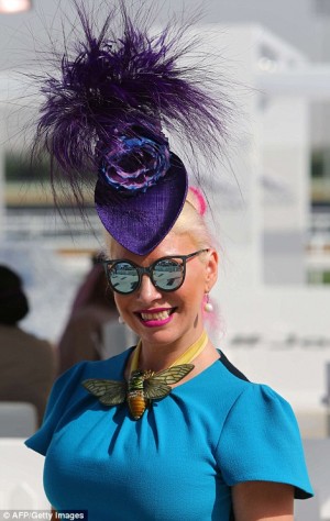 【画像】ドバイWPでの女性のドレスコードは変な帽子と派手な色のドレス