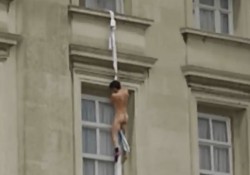 【動画】バッキンガム宮殿の窓から全裸の男性が逃亡？