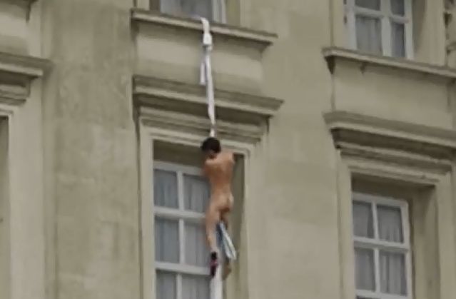 【動画】バッキンガム宮殿の窓から全裸の男性が逃亡？
