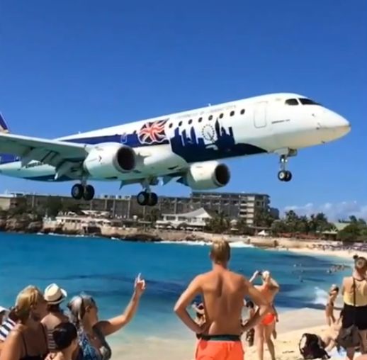 【動画】人だかりのビーチの上ギリギリの高さで飛行する着陸寸前の飛行機