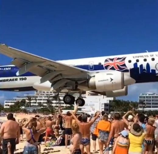 【動画】人だかりのビーチの上ギリギリの高さで飛行する着陸寸前の飛行機