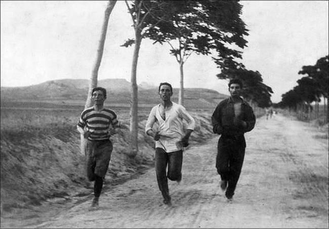 1896年、初の近代オリンピックアテネ大会本番のマラソン選手