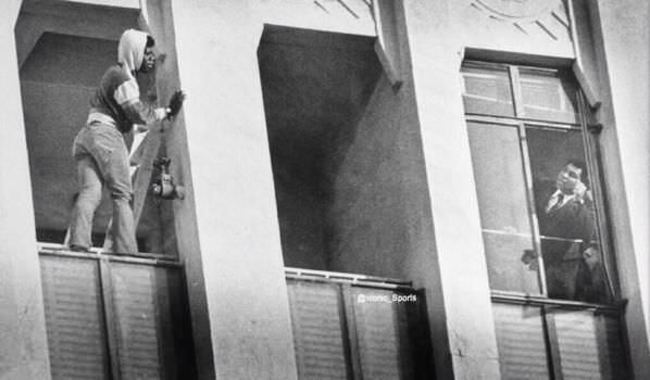 1977年、無免許運転で逮捕されたビル・ゲイツのマグショット 1981年、ビルから飛び降りようとする人と話すモハメド・アリ