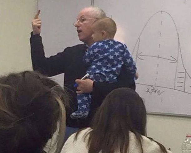 大学の講義中に赤ちゃんを抱く教授。その理由は...