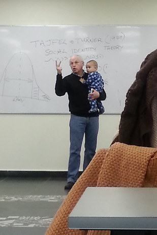 大学の講義中に赤ちゃんを抱く教授。その理由は...