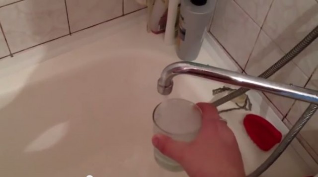 【面白動画】不思議！家のお風呂の蛇口は水を飲む