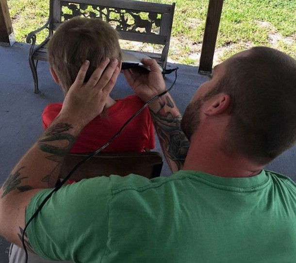 ガンで髪を失った子ども達に寄付するため2年間髪を伸ばした男の子