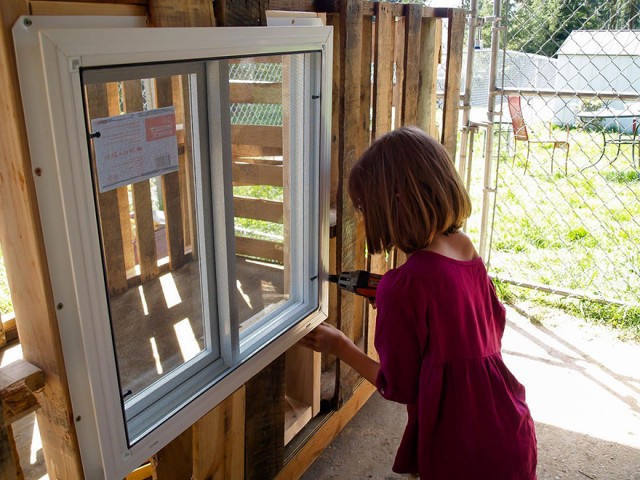 9歳の女の子がホームレスのために小さい家を建築し、さらに畑で食糧を作っている！（アメリカ）